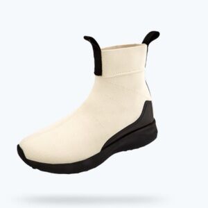 Native Size 8 Women’s/ 6 Men’s Nova Hydroknit Ankle Boots in Bone White Black
